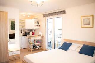 Апартаменты Villa Adria Apartments Будва Семейный люкс с балконом-9